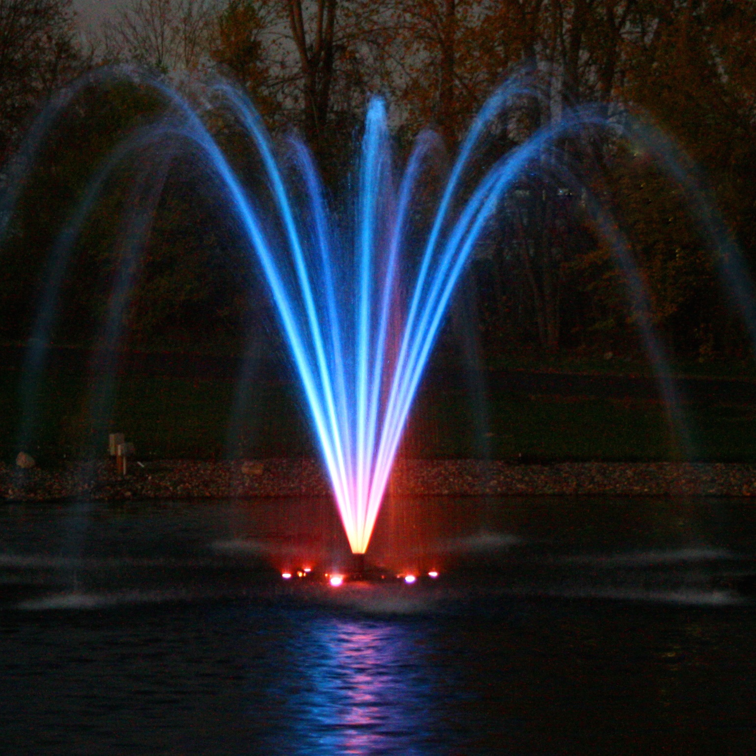 Светящиеся фонтаны. Фонтан Pond Jet. Плавающий фонтан Pondtech LP 40000 (С RGB подсветкой). Фонтан рыбий хвост. Цветные фонтаны.